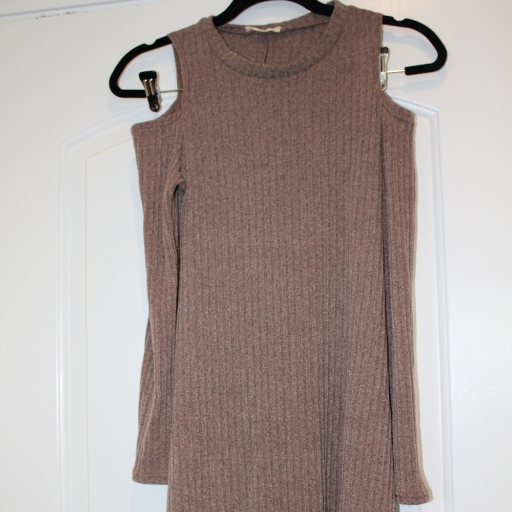 LONG SLEEVED DRESSS WITH SHOULDER CUT OUT